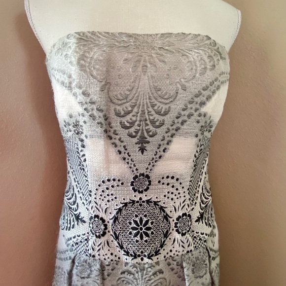 Carolina Herrera printed gauze strapless fit n flare dress, Sz. 8 - mordernwear.com Carolina Herrera printed gauze strapless fit n flare dress, Sz. 8 - mordernwear.com